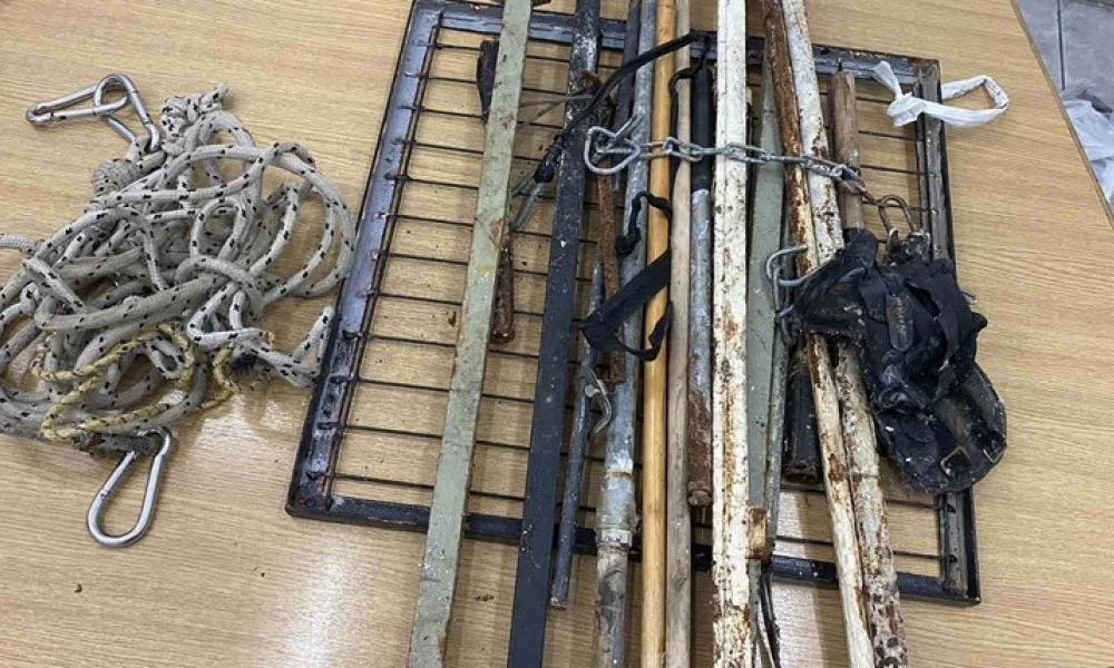 Σοκάρουν τα ευρήματα στις φυλακές Κορυδαλλού - Λοστοί, ορειβατικά σχοινιά στα κελιά